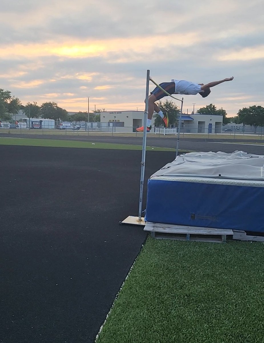 RavensXCTnF's tweet photo. Might as well jump! Junior Krisangel Arce putting in high jump work at sunrise this morning. Arce will compete this Saturday at the FHSAA State Finals in both high jump and long jump. https://t.co/t8DNt2sgPP