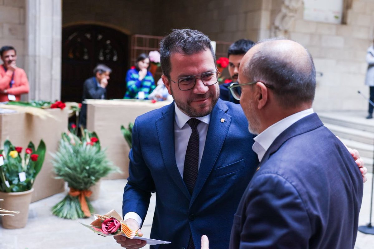 El president @perearagones és exemple de dignitat, responsabilitat i honestedat. Un honor formar part del govern que ell lidera. El país pot estar orgullós del president Aragonès. Més encara avui. Gràcies president!