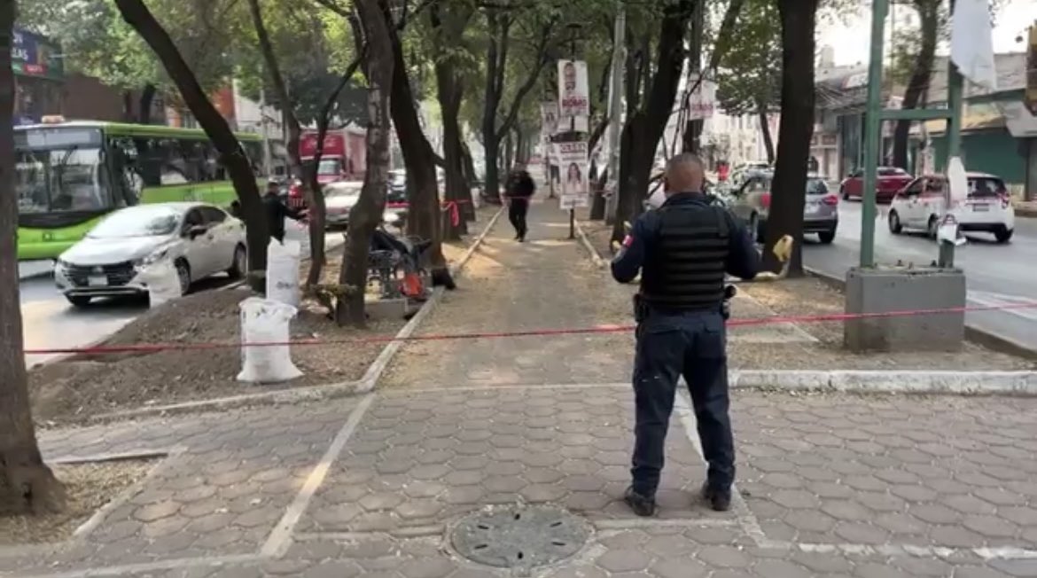 Está mañana se registró movilización policiaca por el hallazgo de una mujer sin vida, se encontraba sentada en una banca en el camellón de Av. Cuitláhuac y calle 12, colonia ProHogar, #Azcapotzalco