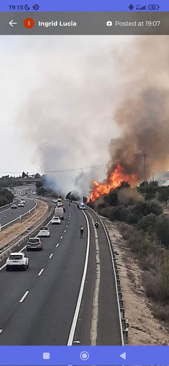 VOSTcvalenciana's tweet image. 🔥 Declarado incendio en zona de vegetación junto a #AP7 en sentido hacia #Alicante, a la altura de #Altea/#Benidorm. Medios de extinción movilizados 🚒

#DGTValencia #DGTAlicante