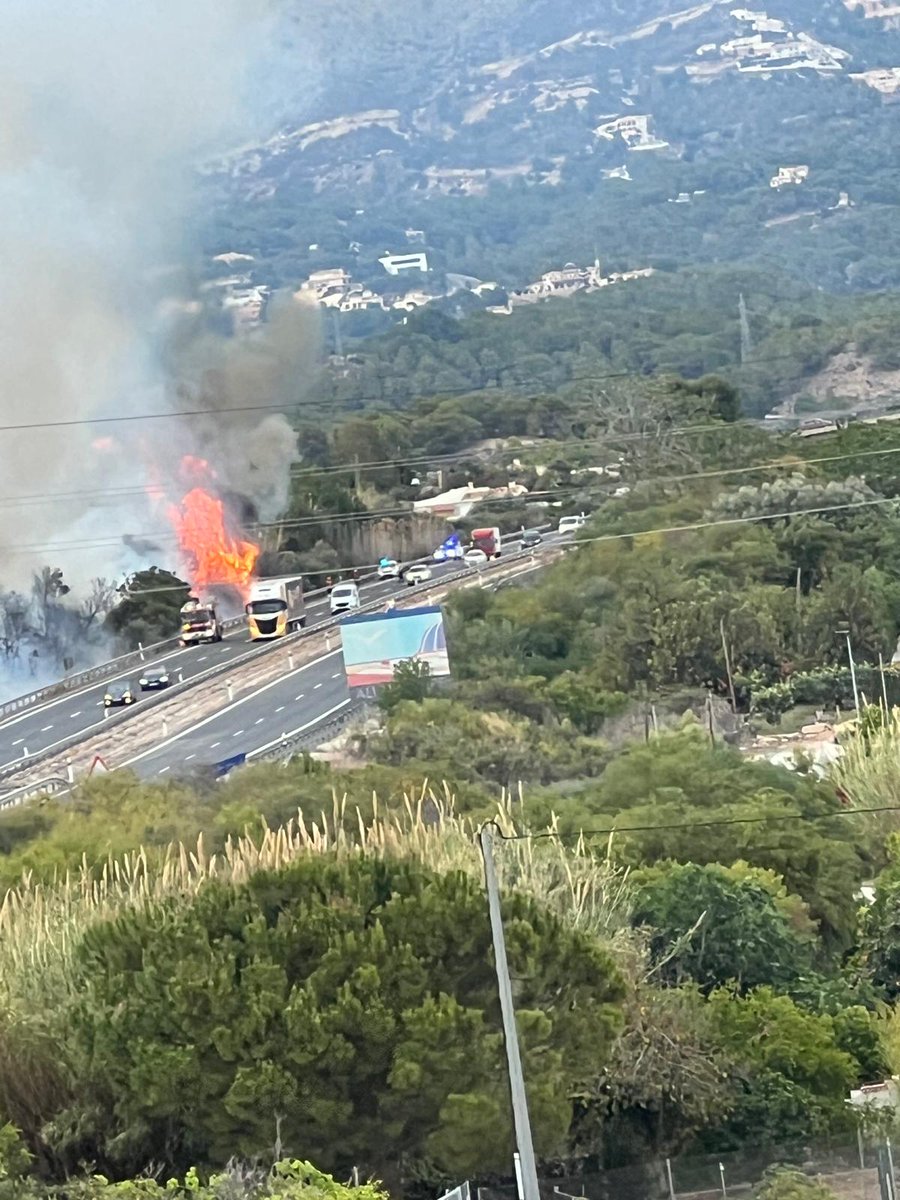 VOSTcvalenciana's tweet image. 🔥 Declarado incendio en zona de vegetación junto a #AP7 en sentido hacia #Alicante, a la altura de #Altea/#Benidorm. Medios de extinción movilizados 🚒

#DGTValencia #DGTAlicante