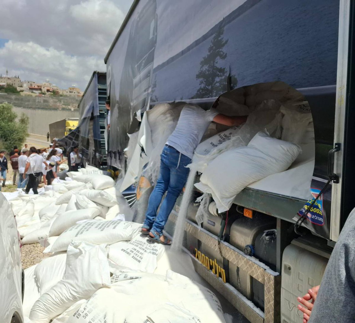 🔴🔴🔴
تحت حماية جنود في الجيش 
مستوطنين يهاجمون قافلة غذائية متجهة نحو قطاع غزة وينهبون محتوياتها.
القافلة قادمة من الأردن