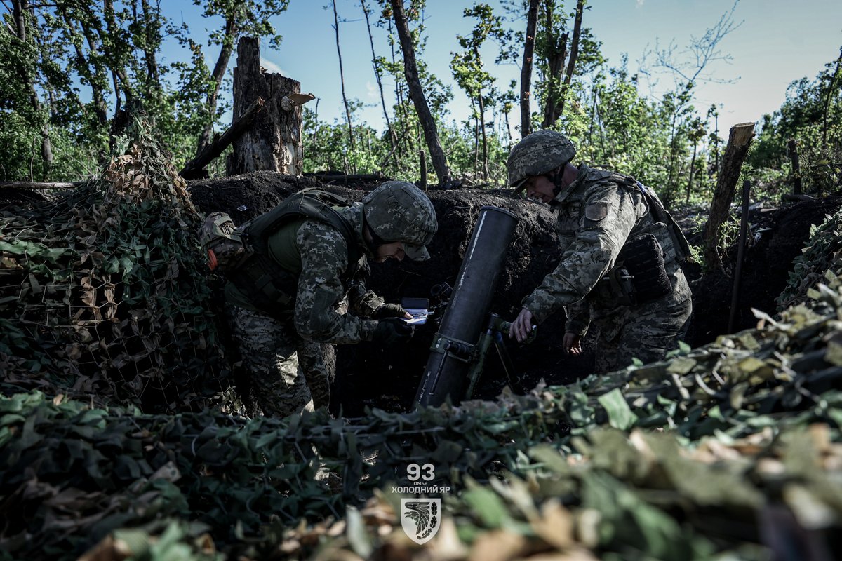 📷 Artillerymen of Ukrainian 93rd Mechanized Brigade firing towards Russian positions in the east. #UkrainianArmy #RussiaUkraineWar