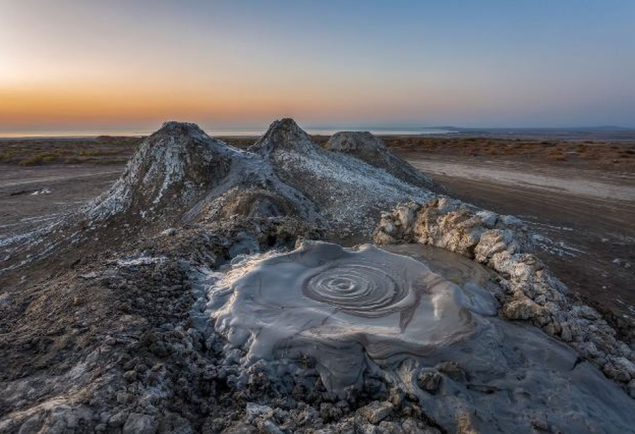 Azerbaijan’s Bozdag-Guzdek mud volcano erupts after 15 years azertag.az/en/xeber/azerb…