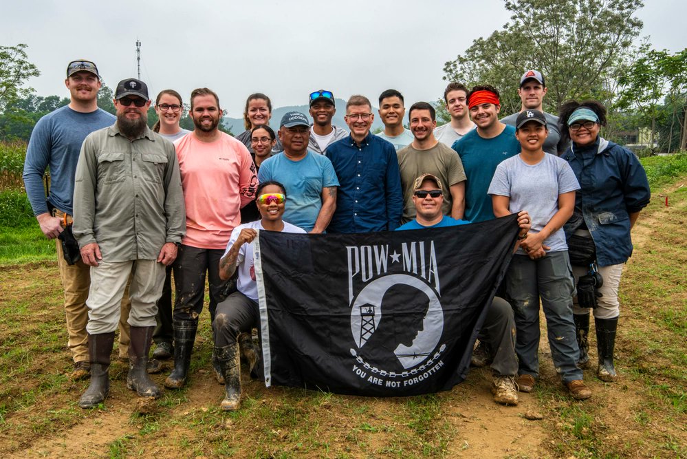DPAA pose for a photo with retired U.S. Navy Cmdr. Thomas Eugene Wilber, a family friend of a missing POW/MIA, during a DPAA recovery operation in Vietnam. To see more photos and learn more about the recovery operation, click the link below ↓↓↓↓↓ dvidshub.net/image/8385380/…