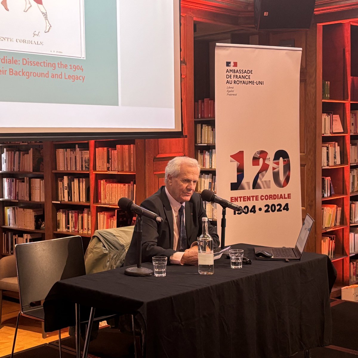 The #EntenteCordiale120 celebrations continue with Prof. Robert Frank dissecting the 1904 agreements in a conference introduced by @sebastienbidaud, Deputy Head of Mission @FranceintheUK @AmbascienceUK @ifru_london