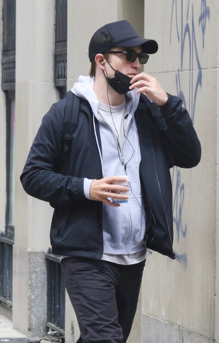 Birthday boy! 🎂 May 13: Robert Pattinson spotted running errands in New York City pattinson-photos.com/thumbnails.php…