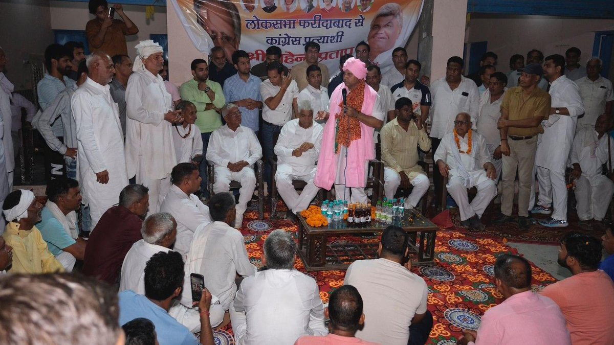 VijayPratapFbd's tweet photo. जनता तैयार है,
चिन्ह हाथ का निशान है,, 

फरीदाबाद लोकसभा के गाँव मच्छगर में पृथला के पूर्व विधायक श्री Raghubir Singh Tewatia जी द्वारा आयोजित जन संवाद कार्यक्रम को सम्बोधित कर हाथ के निशान पर मतदान करने की अपील की। 

कार्यक्रम में उपस्थित गांव की सरदारी व युवा साथियों ने भाजपा के भ्रष्ट नीतियों के खिलाफ आक्रोश व्यक्त करते हुए अबकी बार बदलाव का संकल्प लिया।

#hathbadlegahalaat #जीतेगा_फरीदाबाद #faridabadvscorruptionpal #HaathBadlegaHalaat #हाथ_बदलेगा_हालात #faridabadloksabha #mahenderpratapsingh #MP4MP 

@INCIndia @INCHaryana