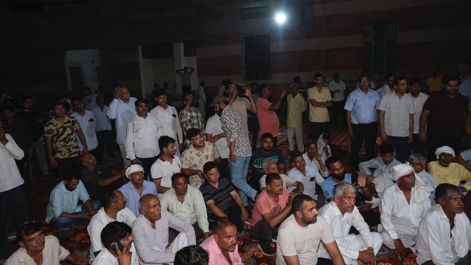 VijayPratapFbd's tweet photo. जनता तैयार है,
चिन्ह हाथ का निशान है,, 

फरीदाबाद लोकसभा के गाँव मच्छगर में पृथला के पूर्व विधायक श्री Raghubir Singh Tewatia जी द्वारा आयोजित जन संवाद कार्यक्रम को सम्बोधित कर हाथ के निशान पर मतदान करने की अपील की। 

कार्यक्रम में उपस्थित गांव की सरदारी व युवा साथियों ने भाजपा के भ्रष्ट नीतियों के खिलाफ आक्रोश व्यक्त करते हुए अबकी बार बदलाव का संकल्प लिया।

#hathbadlegahalaat #जीतेगा_फरीदाबाद #faridabadvscorruptionpal #HaathBadlegaHalaat #हाथ_बदलेगा_हालात #faridabadloksabha #mahenderpratapsingh #MP4MP 

@INCIndia @INCHaryana