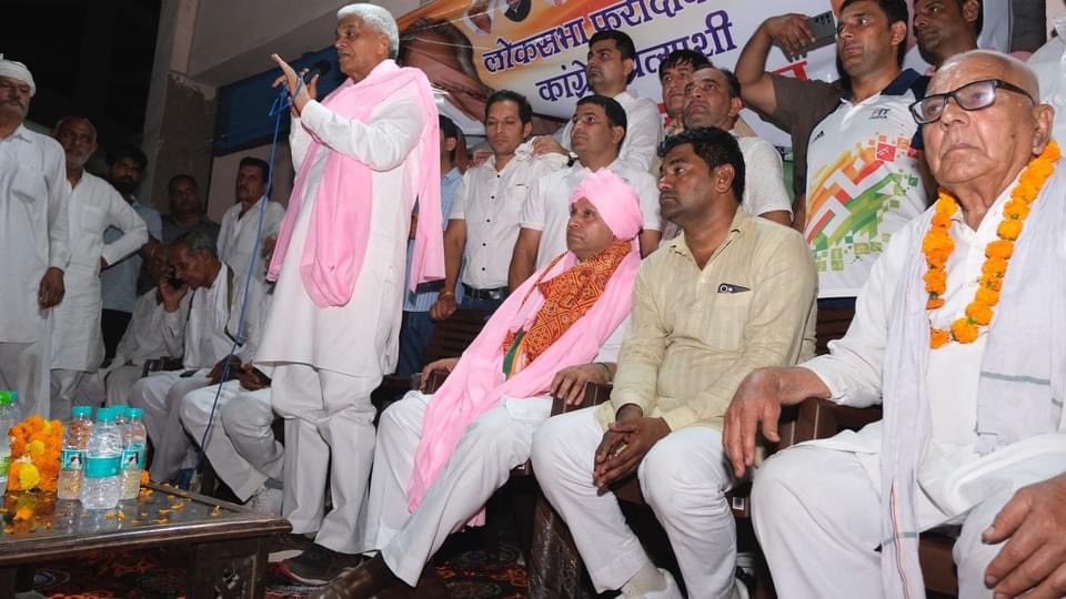 VijayPratapFbd's tweet photo. जनता तैयार है,
चिन्ह हाथ का निशान है,, 

फरीदाबाद लोकसभा के गाँव मच्छगर में पृथला के पूर्व विधायक श्री Raghubir Singh Tewatia जी द्वारा आयोजित जन संवाद कार्यक्रम को सम्बोधित कर हाथ के निशान पर मतदान करने की अपील की। 

कार्यक्रम में उपस्थित गांव की सरदारी व युवा साथियों ने भाजपा के भ्रष्ट नीतियों के खिलाफ आक्रोश व्यक्त करते हुए अबकी बार बदलाव का संकल्प लिया।

#hathbadlegahalaat #जीतेगा_फरीदाबाद #faridabadvscorruptionpal #HaathBadlegaHalaat #हाथ_बदलेगा_हालात #faridabadloksabha #mahenderpratapsingh #MP4MP 

@INCIndia @INCHaryana