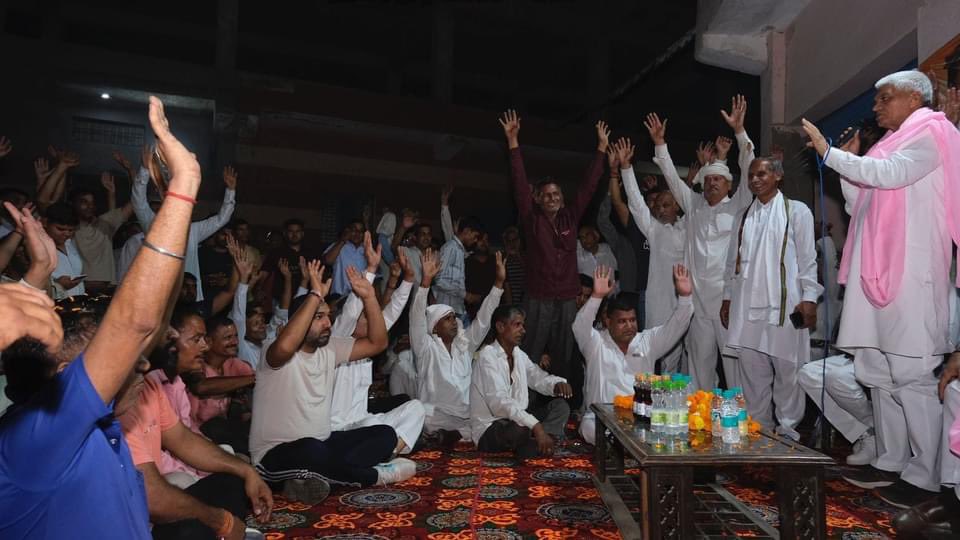 VijayPratapFbd's tweet photo. जनता तैयार है,
चिन्ह हाथ का निशान है,, 

फरीदाबाद लोकसभा के गाँव मच्छगर में पृथला के पूर्व विधायक श्री Raghubir Singh Tewatia जी द्वारा आयोजित जन संवाद कार्यक्रम को सम्बोधित कर हाथ के निशान पर मतदान करने की अपील की। 

कार्यक्रम में उपस्थित गांव की सरदारी व युवा साथियों ने भाजपा के भ्रष्ट नीतियों के खिलाफ आक्रोश व्यक्त करते हुए अबकी बार बदलाव का संकल्प लिया।

#hathbadlegahalaat #जीतेगा_फरीदाबाद #faridabadvscorruptionpal #HaathBadlegaHalaat #हाथ_बदलेगा_हालात #faridabadloksabha #mahenderpratapsingh #MP4MP 

@INCIndia @INCHaryana