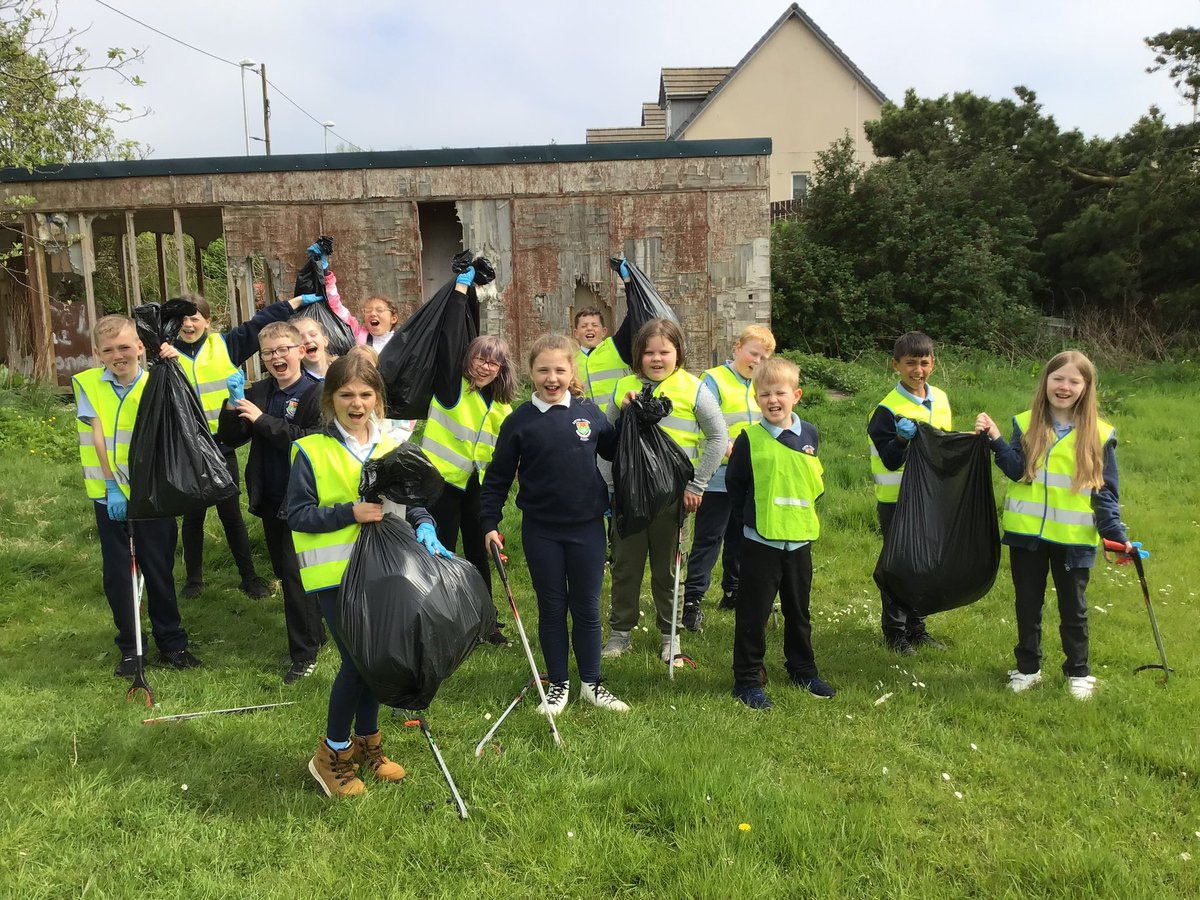 CrudenHatton's tweet photo. P5.6 are inspired by their work on Climate Change &amp; Children’s Rights to be positive Global Citizens &amp; make a change in their community. This afternoon, we spent 50 minutes litter picking in our local area. Thank you to the council for their support with this. #responsible #safe https://t.co/eVrPyT0Ogm