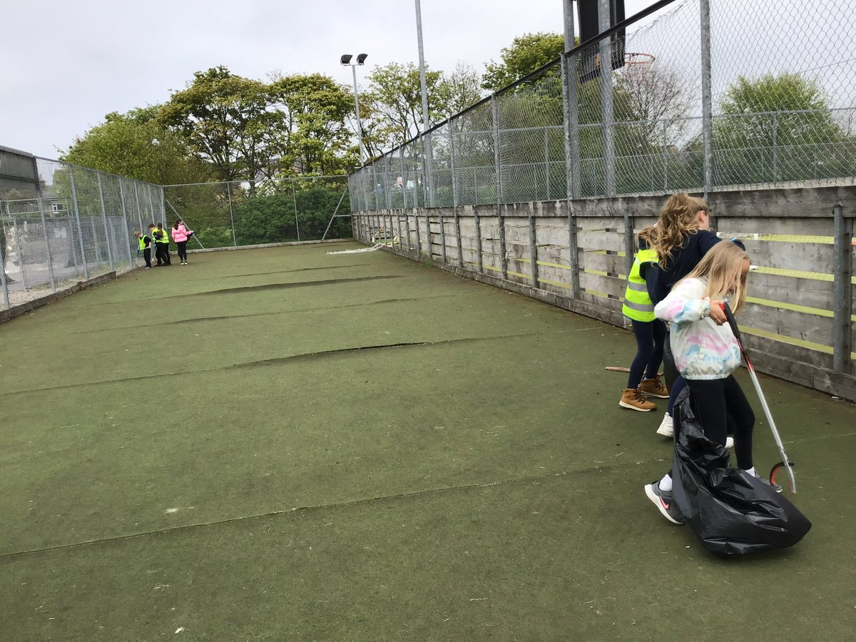 CrudenHatton's tweet photo. P5.6 are inspired by their work on Climate Change &amp; Children’s Rights to be positive Global Citizens &amp; make a change in their community. This afternoon, we spent 50 minutes litter picking in our local area. Thank you to the council for their support with this. #responsible #safe https://t.co/eVrPyT0Ogm