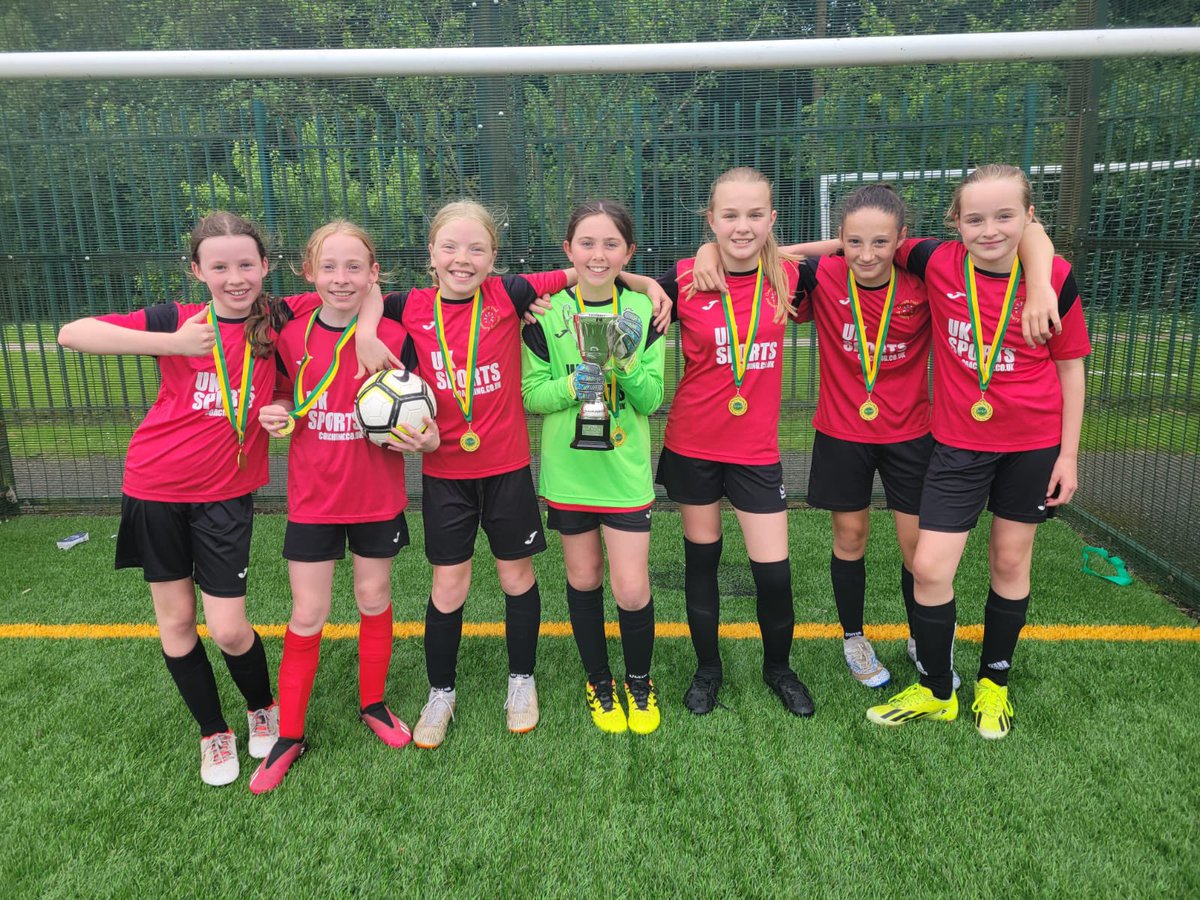 Congratulations to @GarrettHallCPS who won the #ATSA Girls’ Football Cup Competition. Well done to all the teams that took part. Thanks to the students from @FredLongworth @FLHSPE for refereeing the matches. Thanks also to Mr McMahon who organising this ATSA event @BewellW