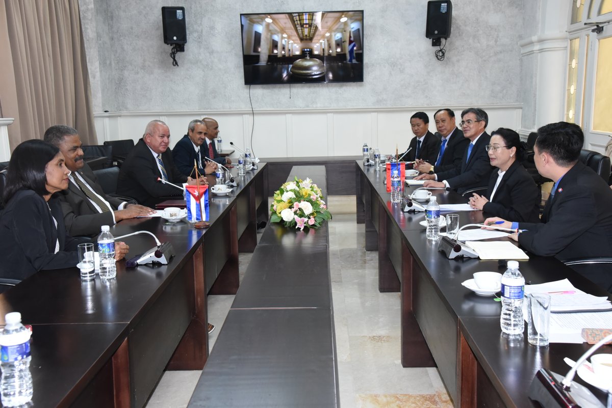 Esta mañana recibimos en la sede del @TSupremoCU a la Honorable Señora Viengthong Siphandone, presidenta del Tribunal Popular Supremo de la República Democrática Popular Lao, quien nos visita para asistir al Xl Encuentro Internacional Justicia y Derecho. #Cuba