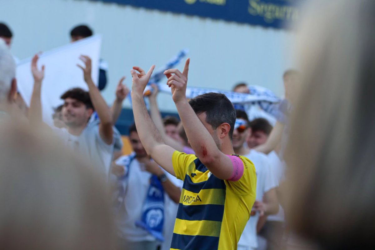 Tenéis una gran afición.

Fue un placer recibiros, ayer, en el Municipal. Sois una afición ejemplar que no deja de alentar desde el minuto 0 hasta el final a su equipo. Así como respetuosa, como se vio durante el homenaje a nuestro jugador.

Más aficiones así! 👏🏼🤝🏼