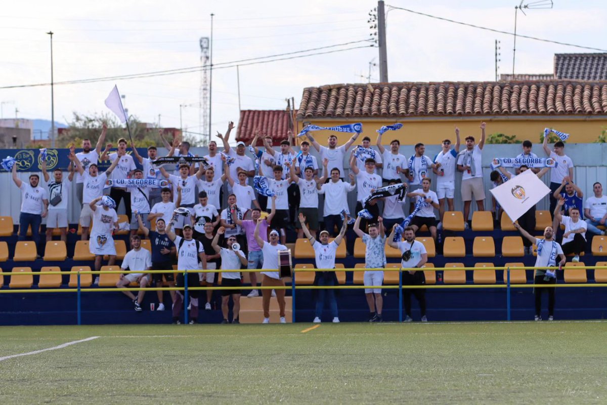 alqueriescf's tweet photo. Tenéis una gran afición.

Fue un placer recibiros, ayer, en el Municipal. Sois una afición ejemplar que no deja de alentar desde el minuto 0 hasta el final a su equipo. Así como respetuosa, como se vio durante el homenaje a nuestro jugador.

Más aficiones así! 👏🏼🤝🏼 https://t.co/7ghPpgmXWl