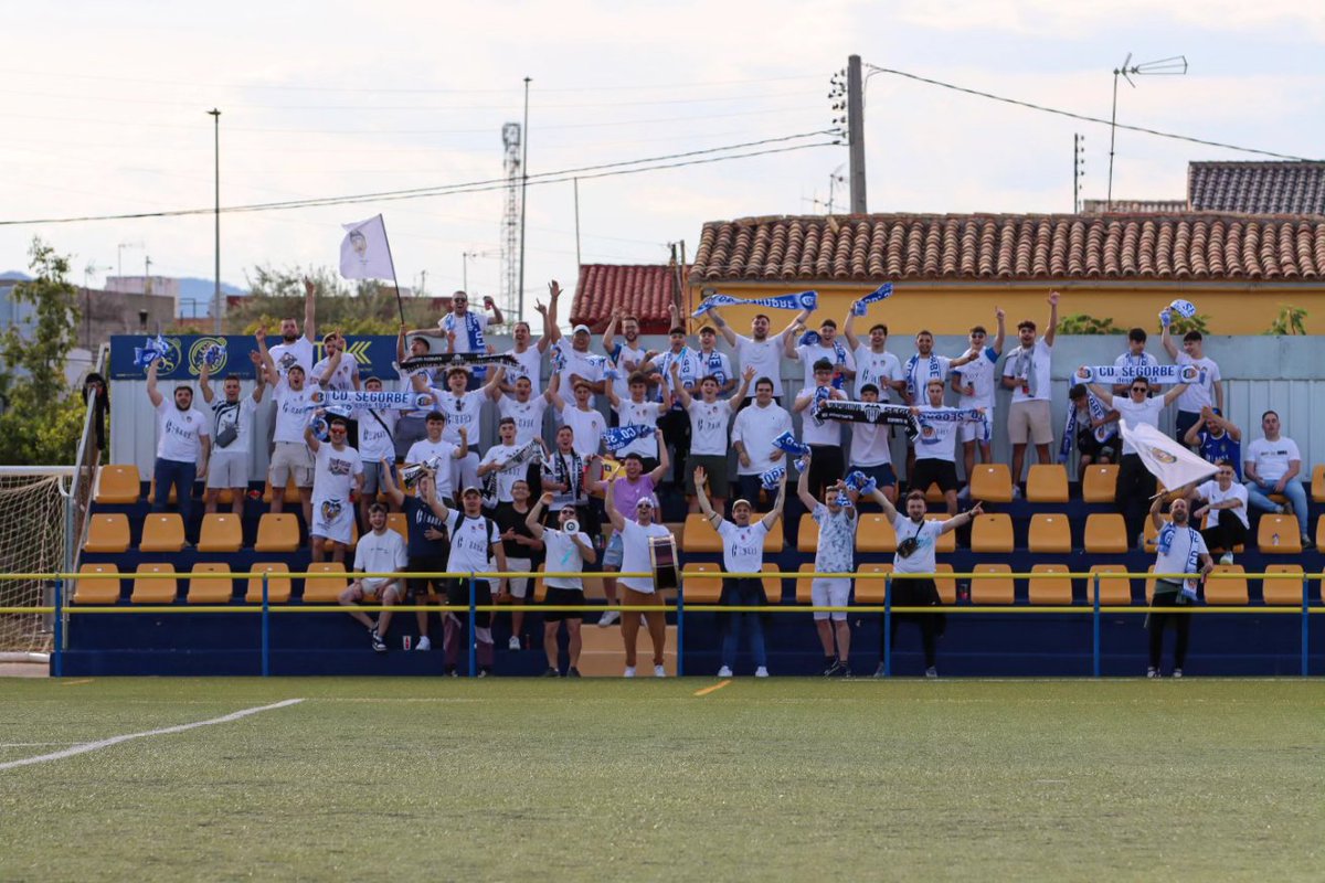 alqueriescf's tweet photo. Tenéis una gran afición.

Fue un placer recibiros, ayer, en el Municipal. Sois una afición ejemplar que no deja de alentar desde el minuto 0 hasta el final a su equipo. Así como respetuosa, como se vio durante el homenaje a nuestro jugador.

Más aficiones así! 👏🏼🤝🏼 https://t.co/7ghPpgmXWl