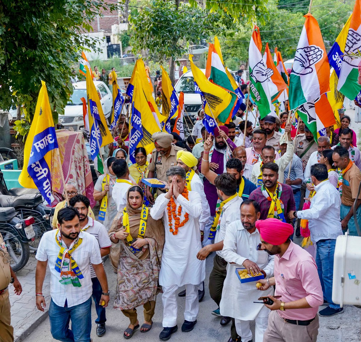 Humbled by the overwhelming support given by the residents during the Padyatra in Khuda Lahora and Khuda Jassu, Chandigarh. Thanked them for their belief in my vision for the progress of Chandigarh. #LokSabhaElections2024 #Chandigarh #ChandigarhLokSabhaElections #RahulGandhi