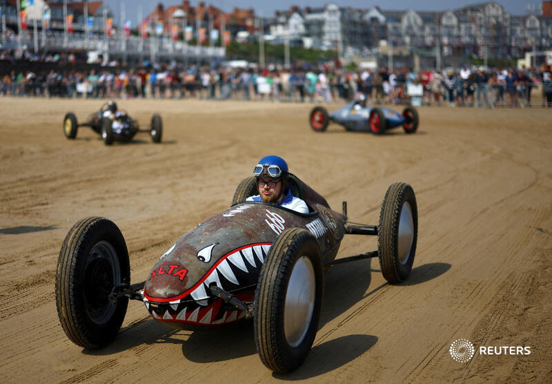 Motoring enthusiasts take part in the 'Race The Waves' classic car and motorcycle meet at the beach in Bridlington, Britain reut.rs/4ahwywI 📷 Lee Smith