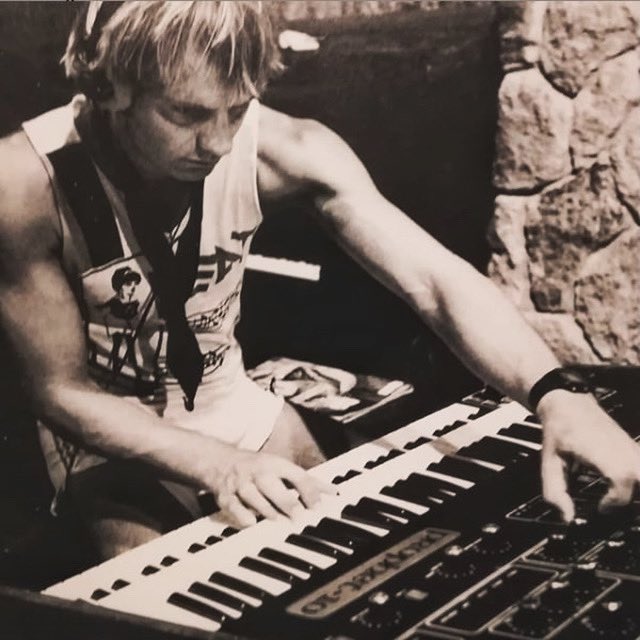 Prophet_5_10's tweet image. Sting and his Prophet 10 😍

© @dame.sys.ex / @theofficialsting 

#prophet5 #davesmithinstruments #sequentialcircuits #synthesizer #analogsynth #synth #vintagesynth #sequential #prophet #prophet10 #davesmith #synthesizers #analog