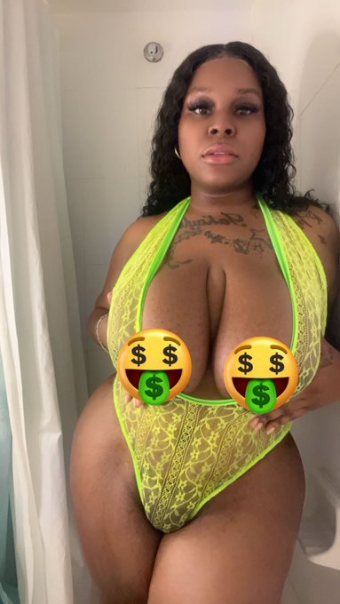 Should I wear green more often?? Drop some green hearts if you think so. 💚💚  C u m  a n d  c h e c k<a href="/tag/wagonwednesday"class="tags"><span>#wagonwednesday</span></a>