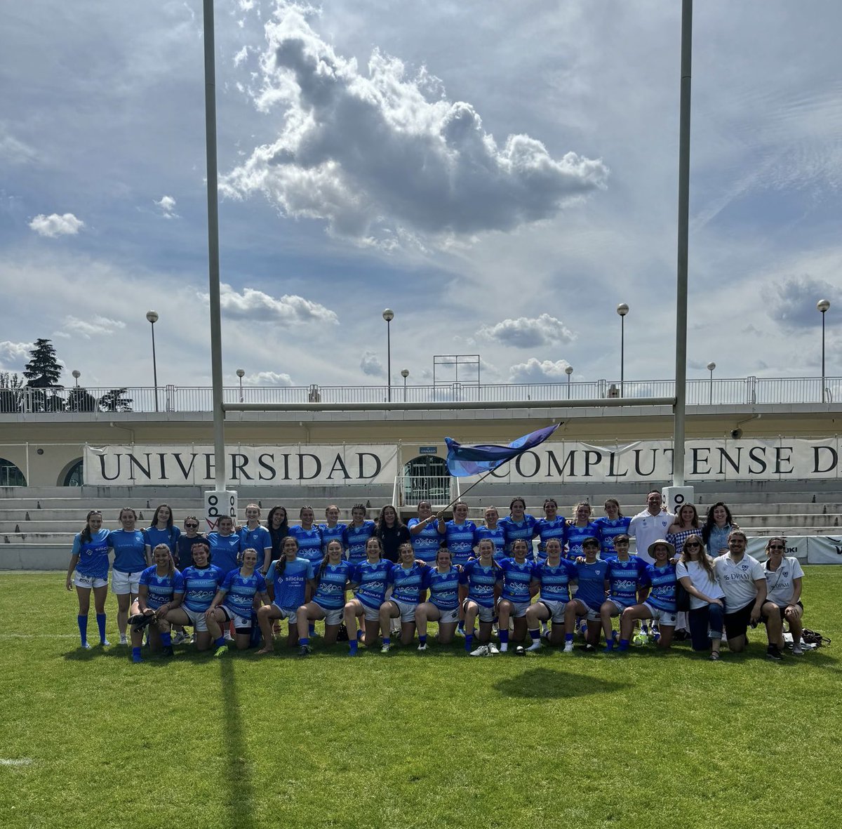 Las chicas de DHB lograron una magnífica victoria contra Les Abelles 37-5, colocándolas en la final para el ascenso a División de Honor contra Getxo este domingo 💪🏽 Qué gran fin de semana azul-azul💙