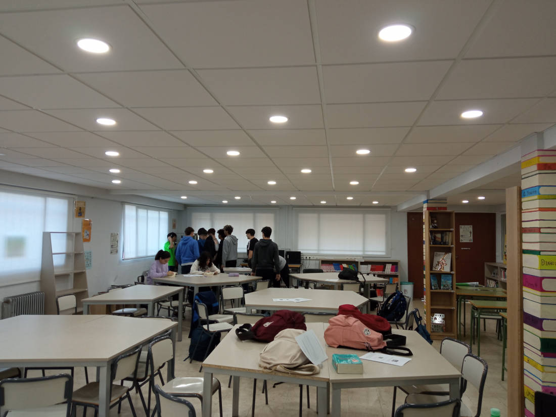 IesSuarez's tweet photo. Ya tenemos a los ganadores de la yincana que se celebró hace varias semanas en la biblioteca del Suárez. El alumnado disfrutó mucho conociendo cada rinconcito.
@rebex #REBEX https://t.co/yBeojutT96