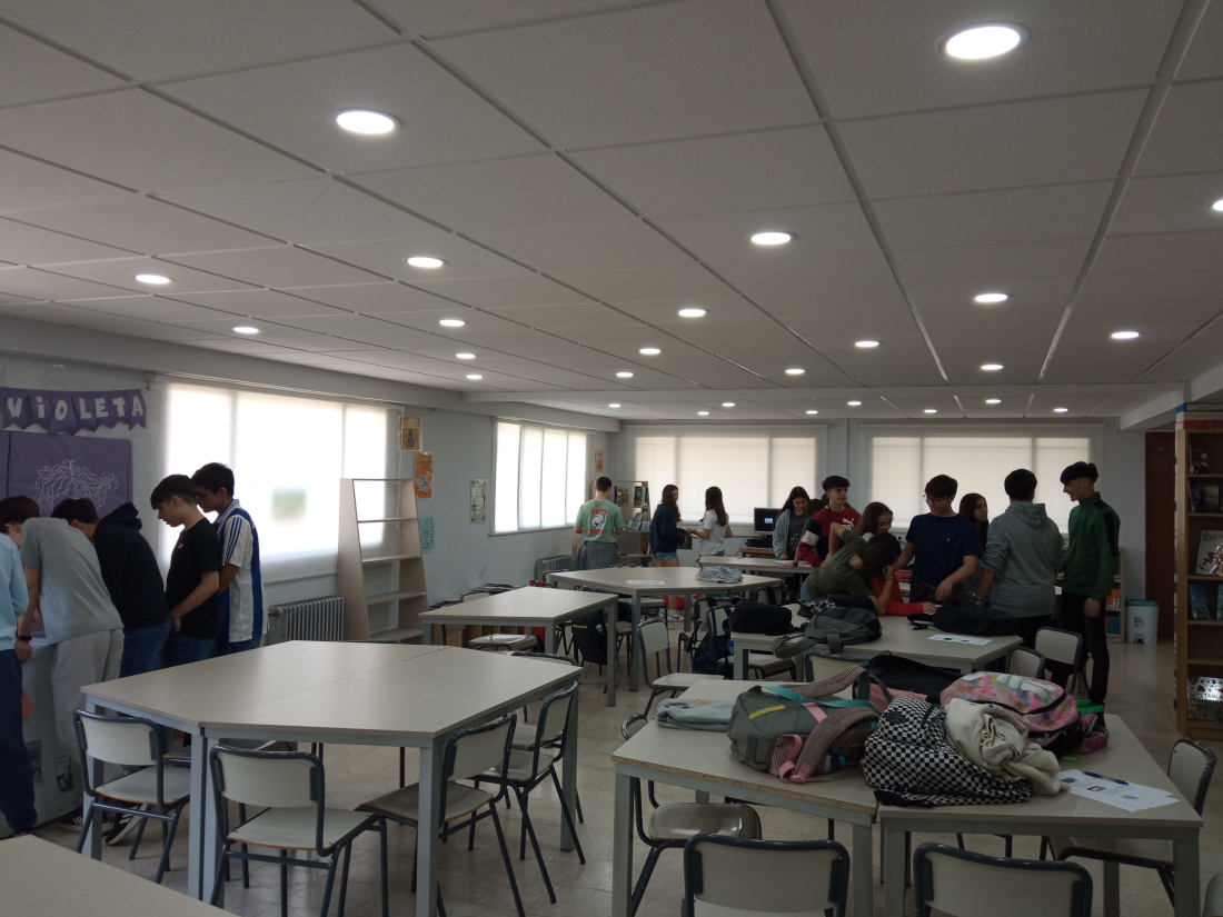 IesSuarez's tweet photo. Ya tenemos a los ganadores de la yincana que se celebró hace varias semanas en la biblioteca del Suárez. El alumnado disfrutó mucho conociendo cada rinconcito.
@rebex #REBEX https://t.co/yBeojutT96