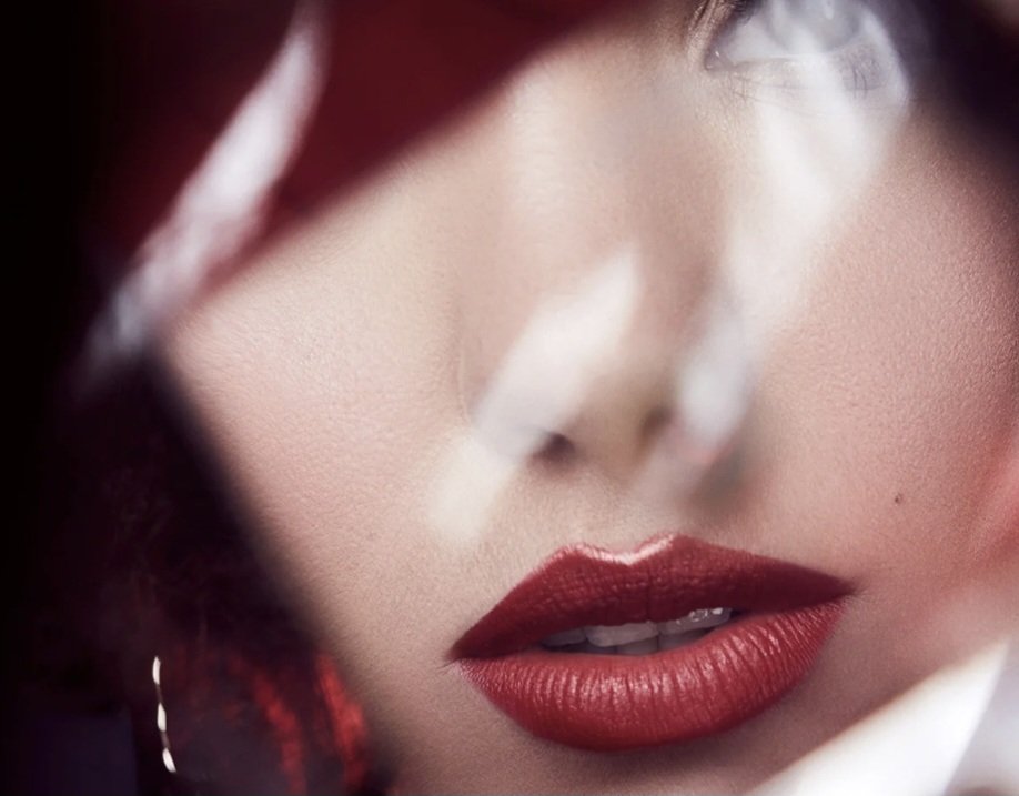 sending you a kiss
wearing lipstick
of deepest red
to cause poetry
beneath your chest
and chaos 
between your legs