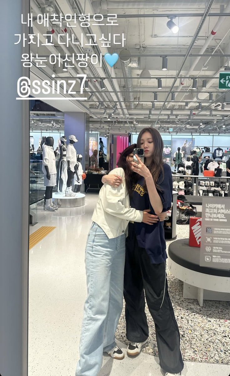 Oh my girls, it's so lovely to see them together 💗💗💗
They have such a strong friendship 💗💗💗💫
#ParkShinHye #LeeSungKyung