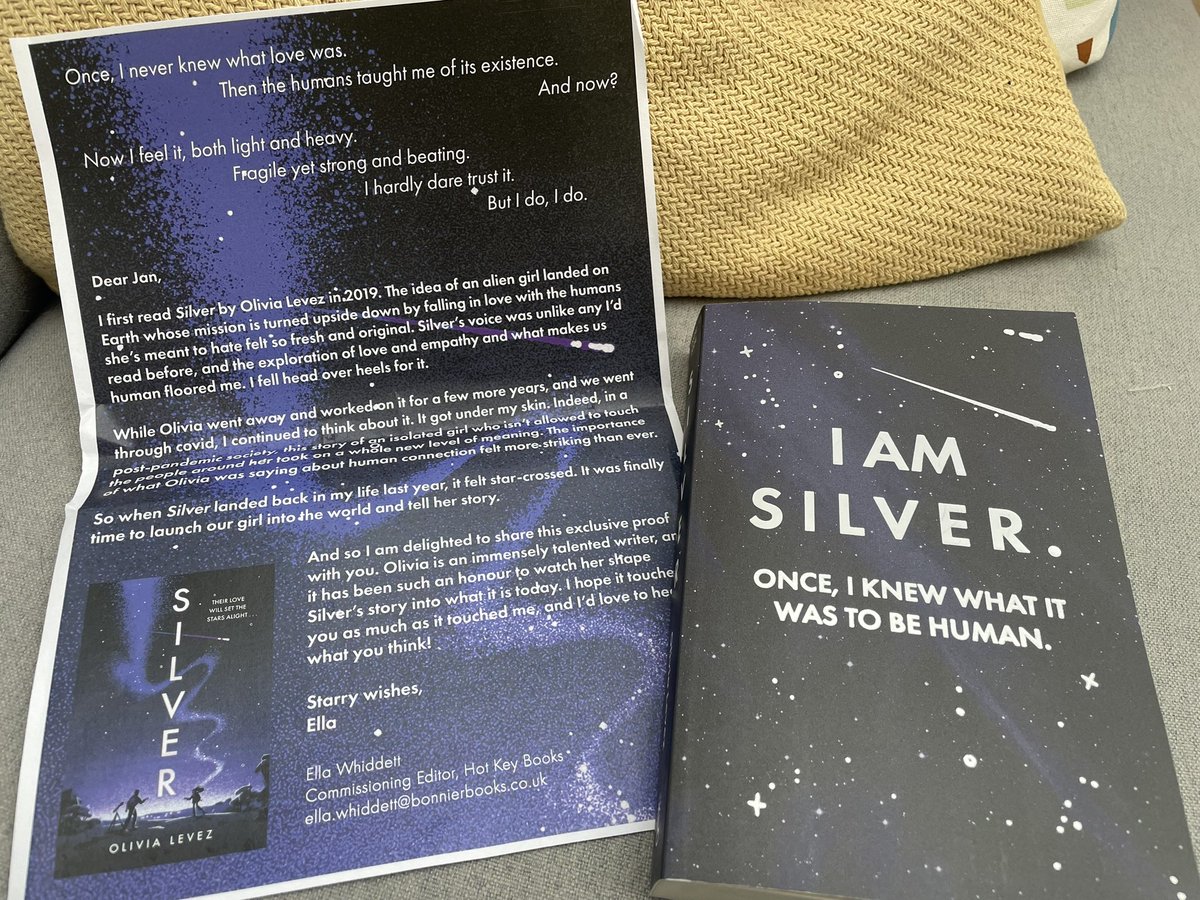 VERY exciting book post to cheer up a rainy day! I can’t wait to start reading #Silver @livilev 🌟 🌙 Thank you so much @ellasaurus_ @HotKeyBooks for the early copy. It’s so beautiful ❤️ (The flying saucers lasted 30 seconds) 😋