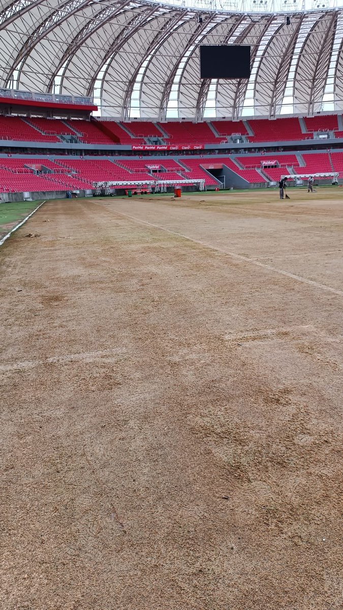 renatojuu2's tweet photo. O gramado do Beira Rio já era https://t.co/EIZJspTgg1