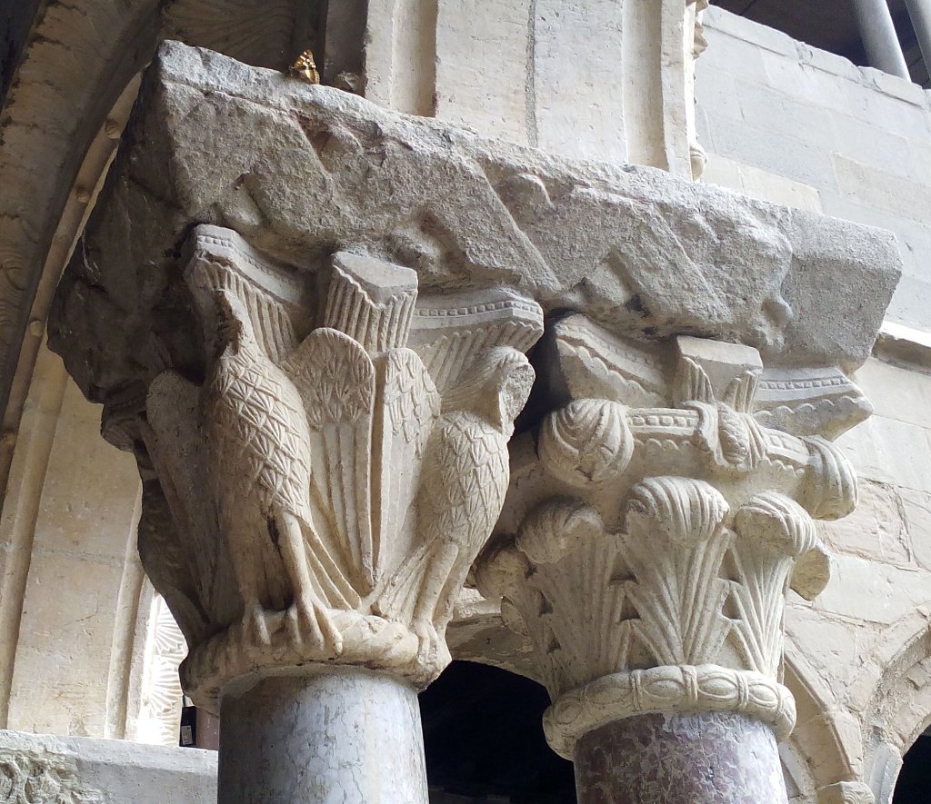L'art dels Capitells de Monestir de Santa Maria de Ripoll és una preciositat, jo hem quedo encantat veient el treball magnífic dels capitells del segle XII. #Ripoll #Art #Romànic #Picapedrers