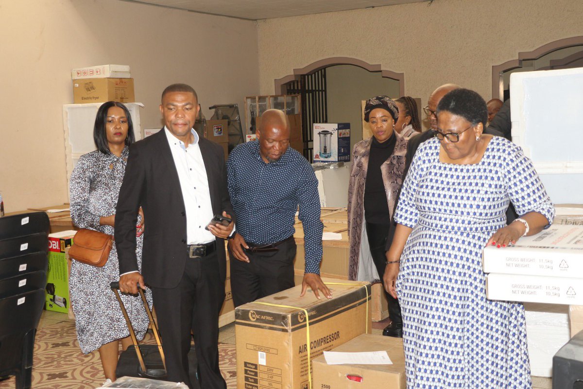 DSBD_SA's tweet image. The Deputy Minister for Small Business Development, Ms Dipuo Peters handed over working tools and equipment to informal traders and SMMEs in Brits, Madibeng Local Municipality earlier today. 
#IMEDP #dsbdupliftinginformalsmmes