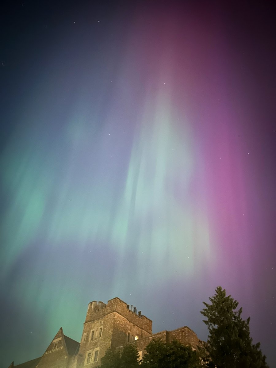 UW's tweet photo. Some incredible people photos of the Northern Lights over campus this past weekend, taken by Sachiko Miyoshi who is studying Biochemistry and Dance at the University of Washington. 😮 https://t.co/bc2Yx5op5A