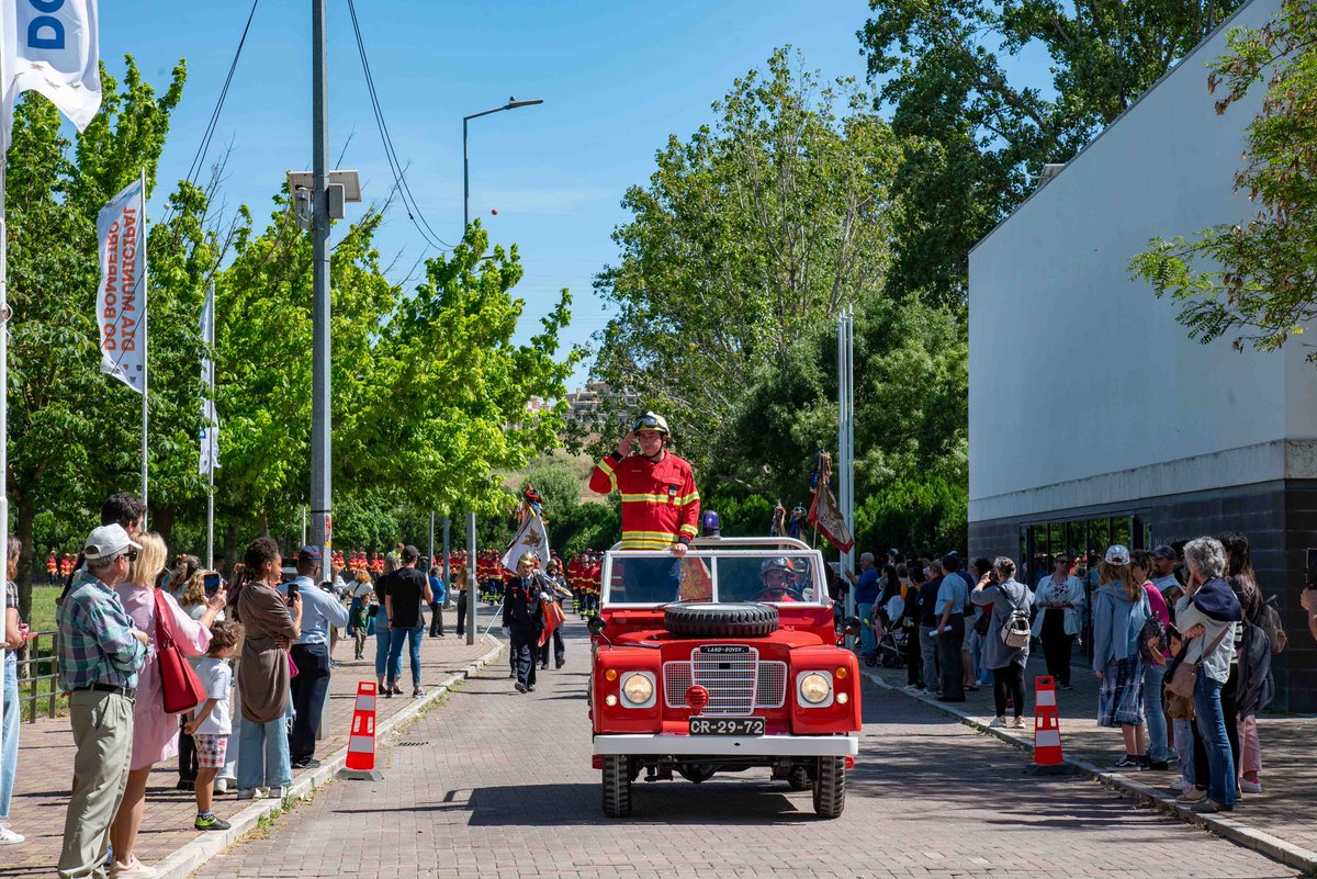 Centenas de bombeiros voluntários foram homenageados pelo Município de Loures na cerimónia do Dia Municipal do Bombeiro, que decorreu ontem no Parque Adão Barata, em #Loures. 🚒