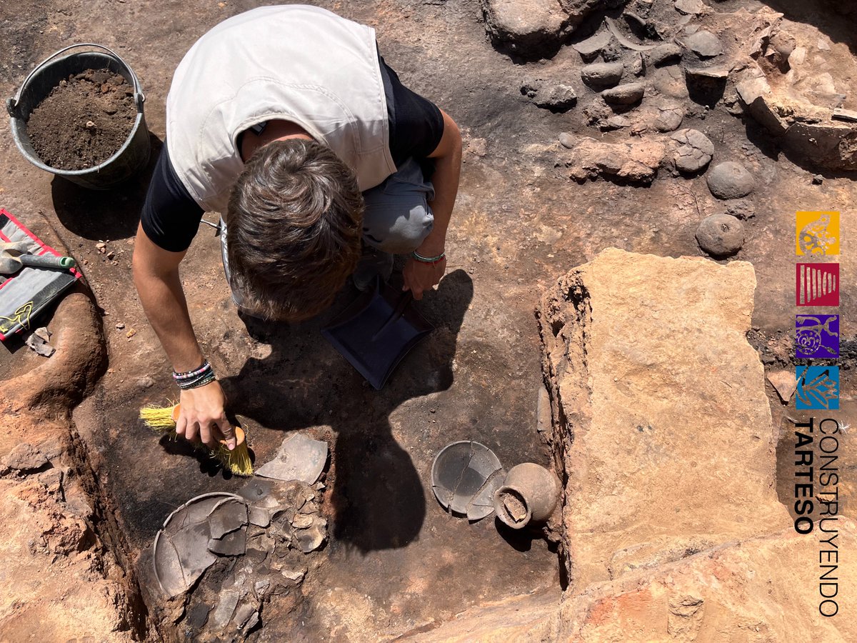 ⛏️Hoy hemos excavado un interesante conjunto de materiales procedente de una de las nuevas estancias del yacimiento de #CasasdelTuruñuelo 🧱 ¡Muchas novedades en esta VI Campaña de Excavaciones! ✨