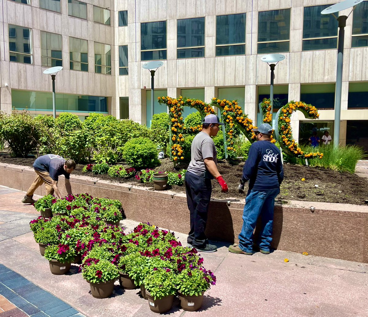 We love seeing our Downtown partners and neighbors adding greenery, flowers, and other enhancements throughout the seasons to make our city center even more inviting!💐 Our team noticed these plantings going in today at the PNC Plaza (corner of E 9th & Euclid). Looking great!😍