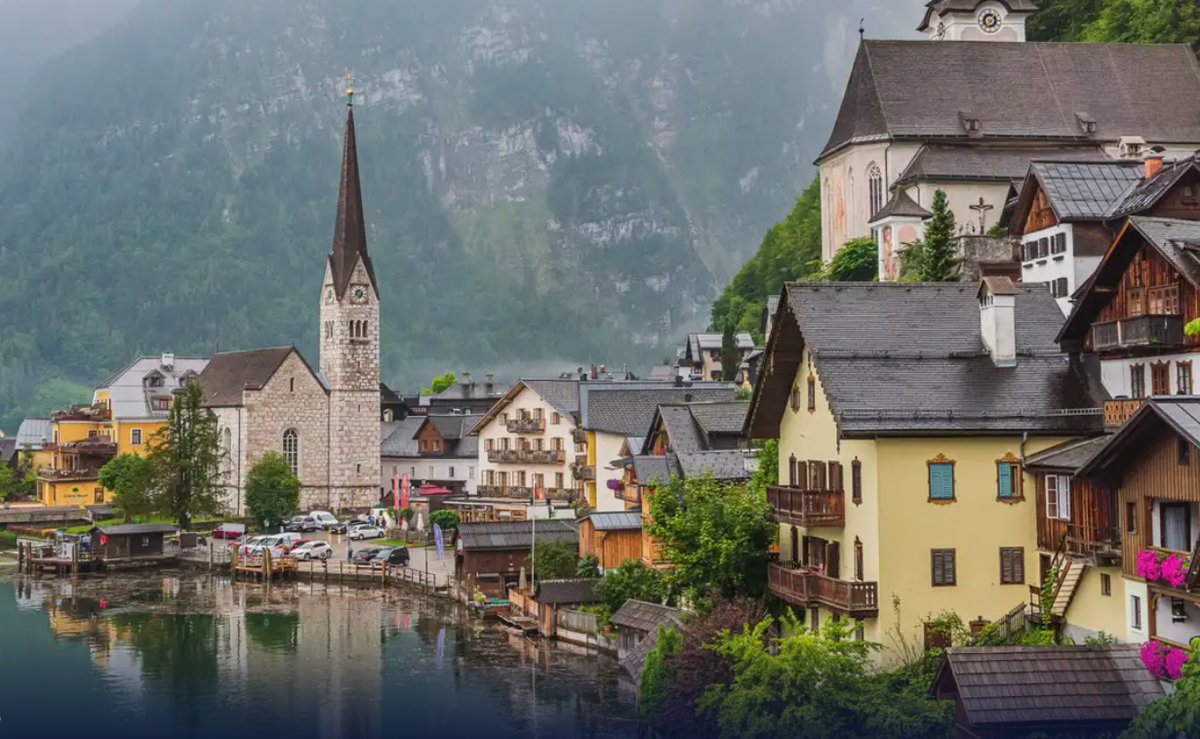 La región austríaca de #Salzkammergut fue designada como la #CapitalEuropea de la #Cultura para el 2024. El idílico #paisajemontañoso que le rodea, así como sus mansos #lagos de #aguascristalinas le hacen muy popular entre los #viajeros de todo el mundo 🌐
dw.com/es/salzkammerg…