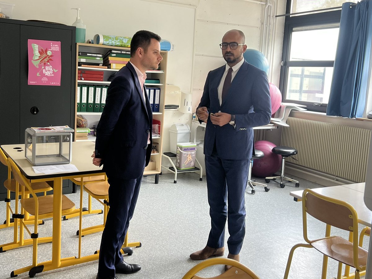 Au <a href="/CBoieldieu/">college Boieldieu</a> de #Rouen avec la Directrice académique pour échanger avec le principal <a href="/TeixidorJ/">J-S Teixidor</a> des projets mis en place dans le cadre de la Cité Éducative. 

L’occasion d’échanger sur l’expérimentation de l’accueil des élèves de 8h à 18h menée par l’établissement.