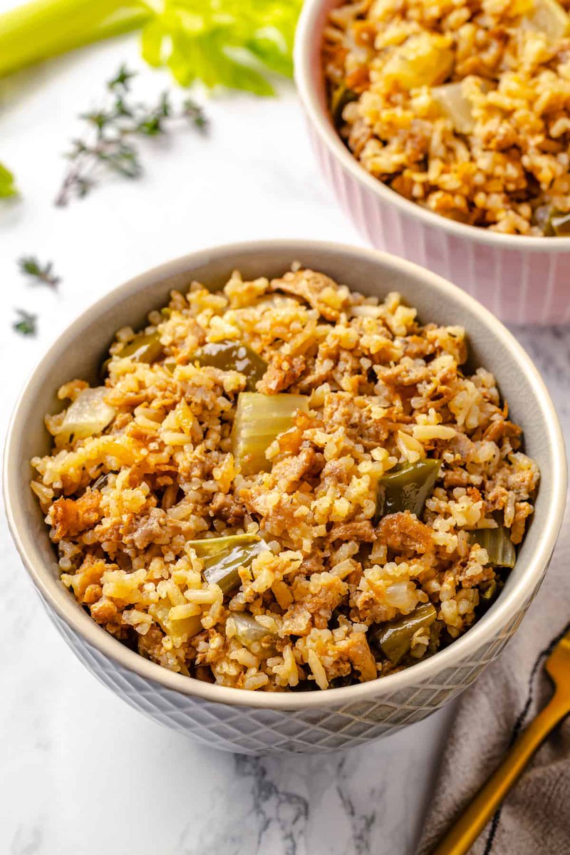 DIRTY RICE RECIPE 🤤 Loaded with flavour in every bite, it’s also full of veggies and plant-based sausage, so you can make it a meal! #vegan #veganrecipes

jessicainthekitchen.com/dirty-rice-rec…