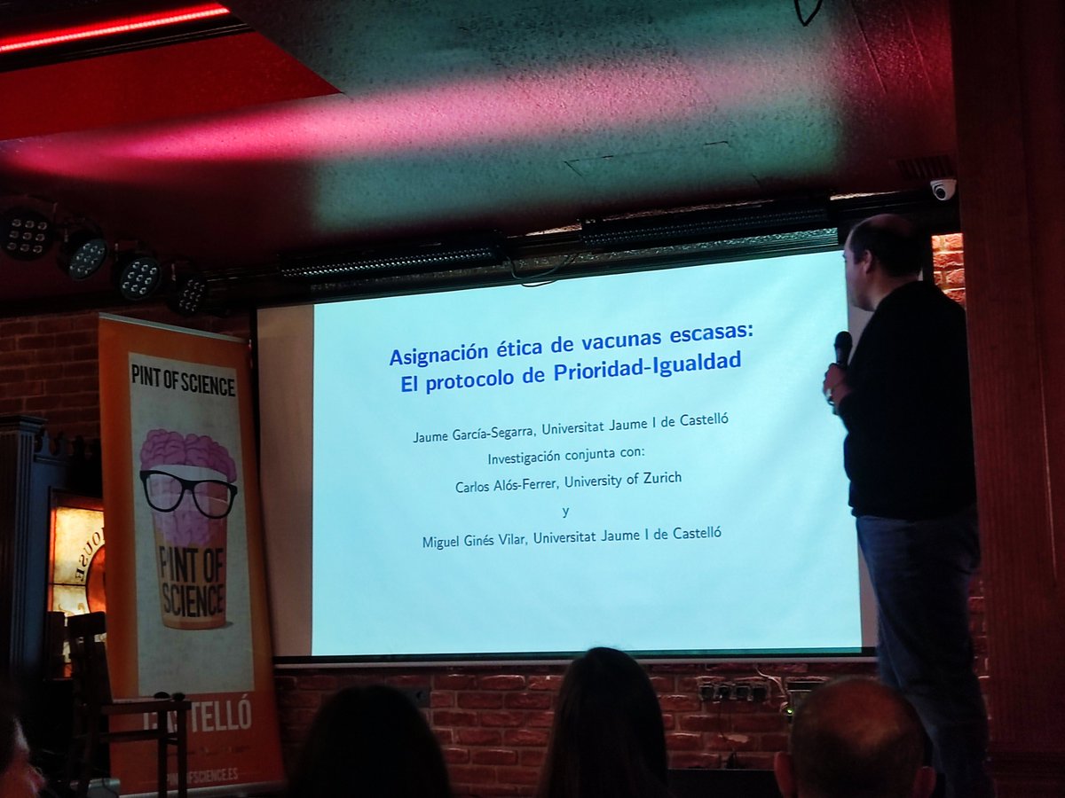 Disfrutando de la primera charla de #pint24cas #pint24!! Cómo distribuir vacunas éticamente?