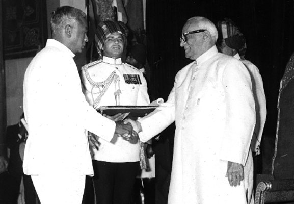 @shivtool @polimernews இன்னும் கொஞ்சம் ஏமாந்து போனால், 2014ல தான் இந்தியா சுதந்திரம் அடைந்ததுன்னு கதை விடுவாங்க. Dr.V, founder of Arvind Eye Hospital was awarded Padmasri on 1973, 51years ago by #Congress govt. Source : aravind.org/our-founder/