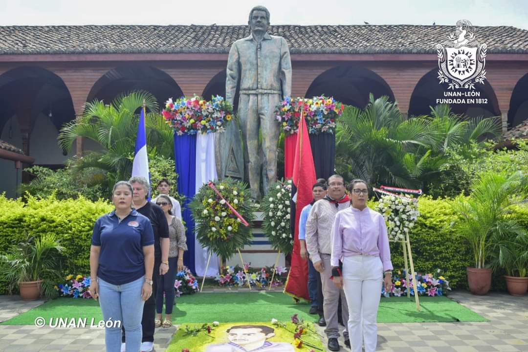 🚨Comunidad universitaria de la UNAN León participó en la entrega de ofrenda  floral en la casa natal de Rigoberto López Pérez, caminata hacia el centro cultural y colocación de ofrenda en el monumento y alfombra dedicada al Héroe Nacional. #PLOMO19
#SoberaníayDignidadNacional