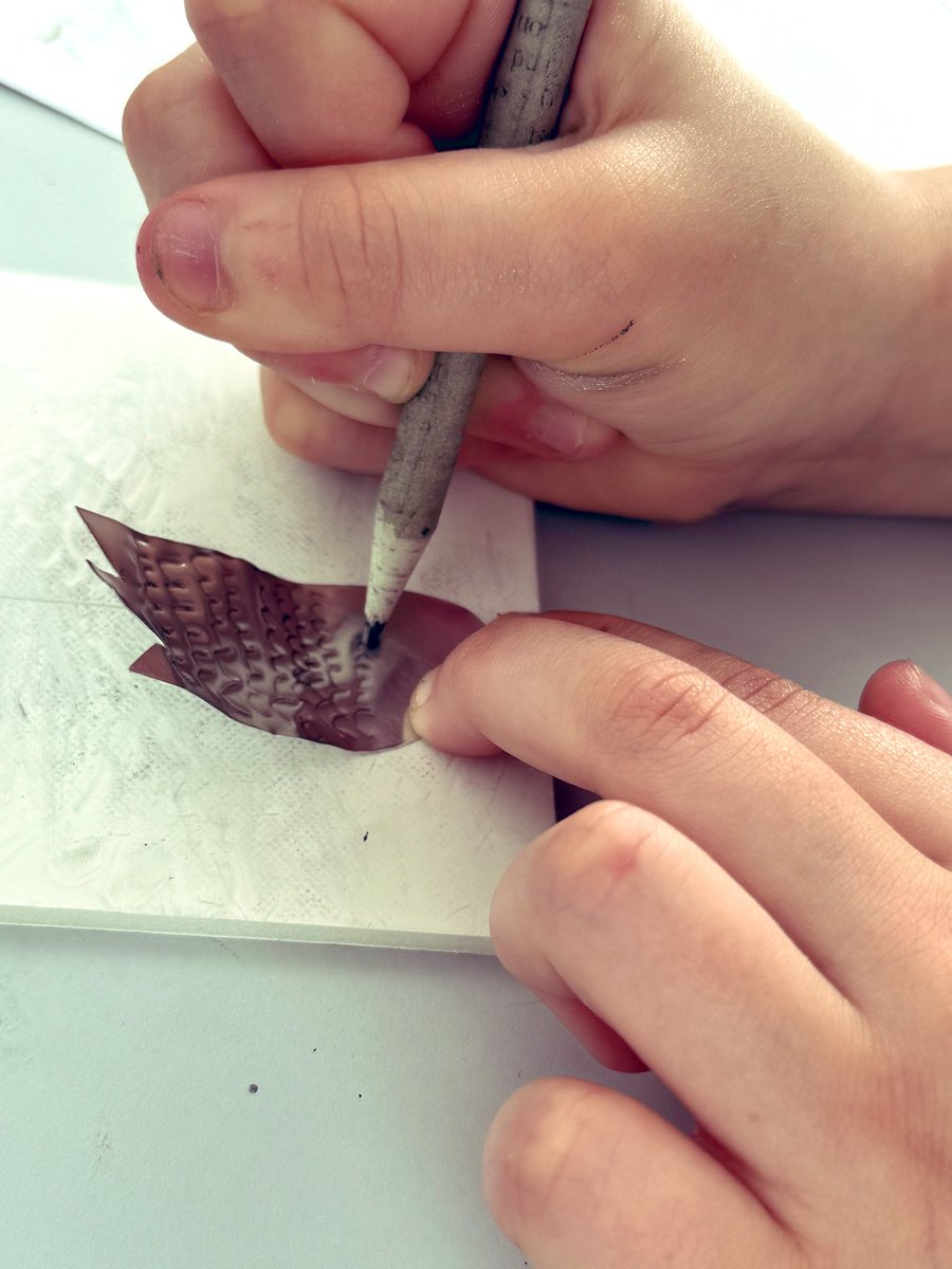 4NN have been working with our amazing artist in residence @andrewrtims today 🤩 This project has involved the children working with ‘clay to sculpt’, ‘metal to form’ and ‘paint to colour’ inspired by Roman soldier armour, birds of prey and jewellery fixings 💙🩵 @lea_forest_aet