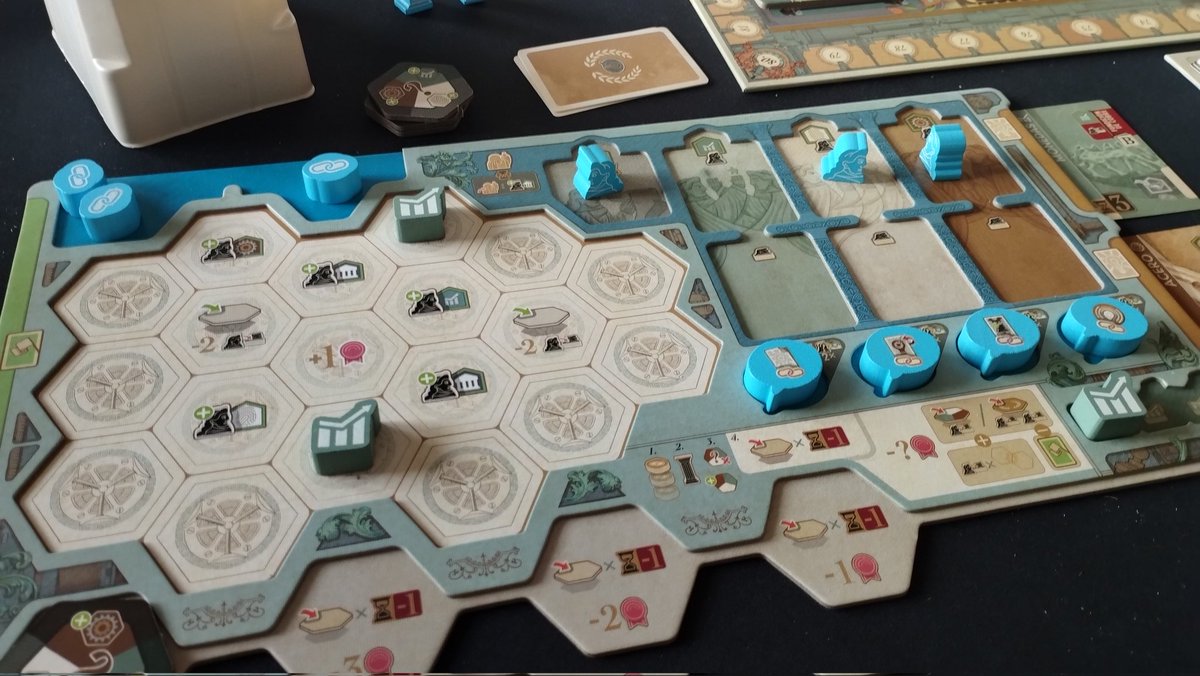 Ayer también probamos Inventions 🏺de @vitallacerda con el brutal arte de @ianotooletweets. Gustosísimo, sesudo y con un tempo de acciones asesino y una gestión de especialistas súper llamativa. Siempre en su barco. @MalditoGamesES