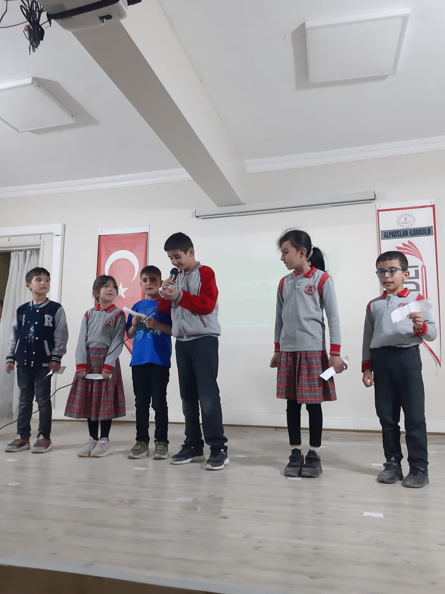 Alparslan582009's tweet photo. Okulumuzda anneler günü velilerimizin katılımı ve öğrencilerimizin gösterileri ile kutlanmıştır. 
“Doğurmuş... doğurmamış...
Doğurduğunu bağrına basmış...
Doğurduğunu bağrına bile basamamış...Doğurmadığını bile bağrına basmış...Koşulsuz sevgi duyan herkesin  Anneler Günü olsun.💐 https://t.co/8SNhcEUogP
