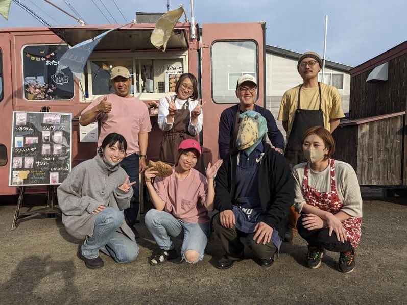 will_rikubetsu's tweet photo. 津別珈琲(@HidaShigefumi)さんのイベントに出店しました🐦ヤキトリマンの食べ納めに、ピンクになった二代目ミルククラウン号と初対面したり、津別珈琲特製の美味しいクラフトコーラも楽しめたり🍋陸別うぃるのキッチンカーも新しくなったので、また宜しくお願いします！ご来店ありがとうございました😊 https://t.co/c9TpqZ07vS