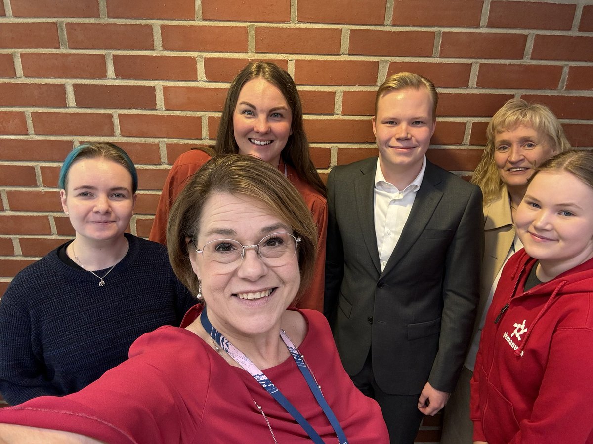 MinnaKarhunen's tweet photo. Kunnat tarvitsevat fiksuja päättäjiä myös tulevaisuudessa. Niitä kasvaa erityisesti nuorisovaltuustoissa. Siksi teemme mekin @Kuntaliitto  mielellämme yhteistyötä @Nuva_ry kanssa. Kiitos käynnistä! @koski_markus @HallaKokkonen @elsamantere @M_PekolaSjoblom https://t.co/egxyF6s4J3